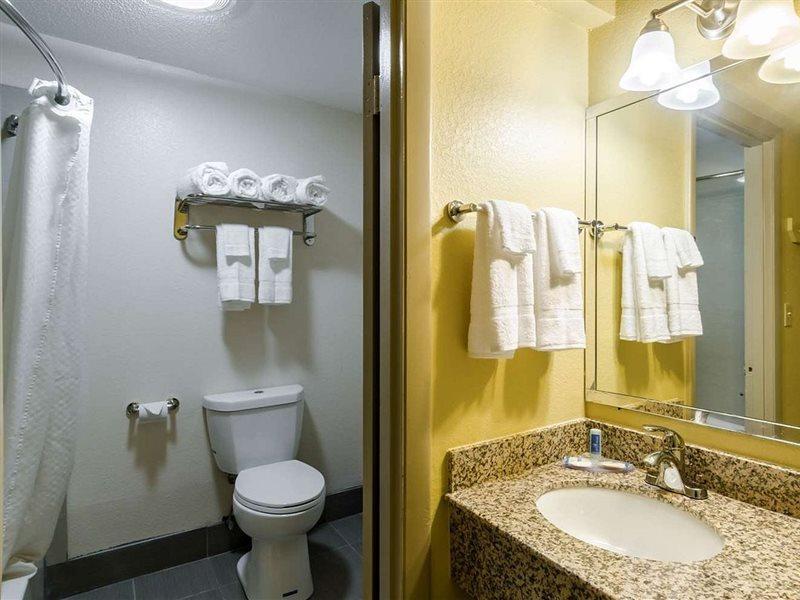 Rodeway Inn Броктон Екстер'єр фото